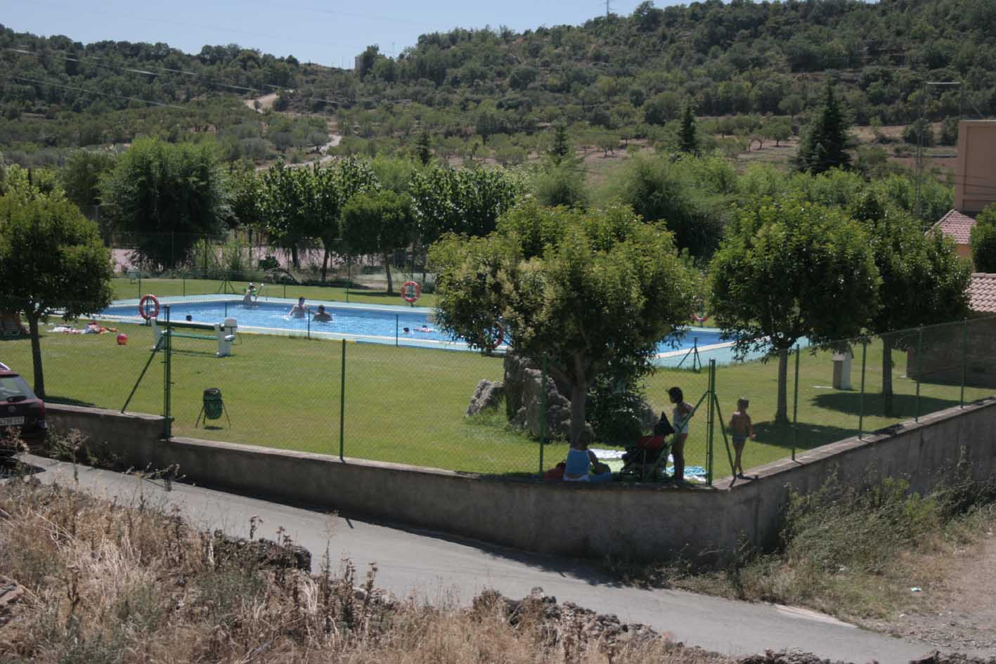 Het  goedonderhouden zwembad van ons dorp