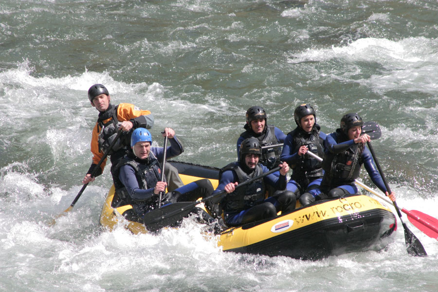 Raften op de snelstromende rivier Esera